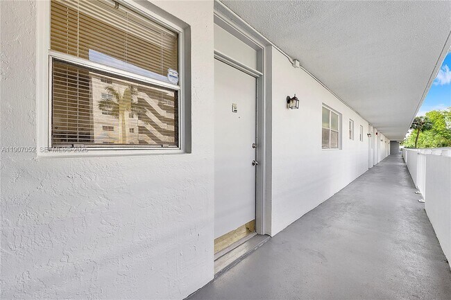 Foto del edificio - 3600 NE 170th St