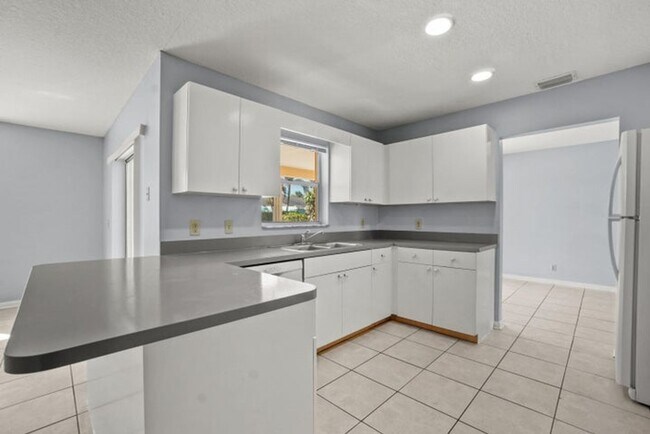 Building Photo - 4128 Chestnut Ave