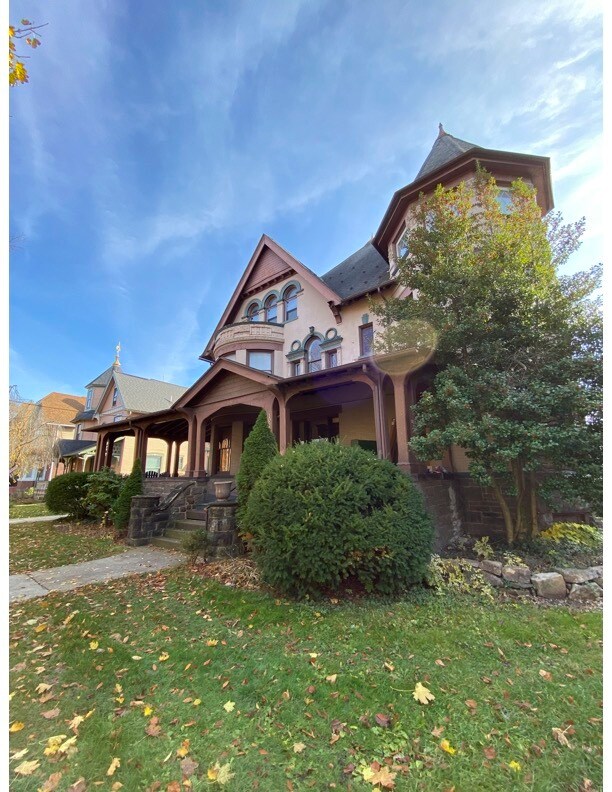 Building Photo - 1051 W 4th St