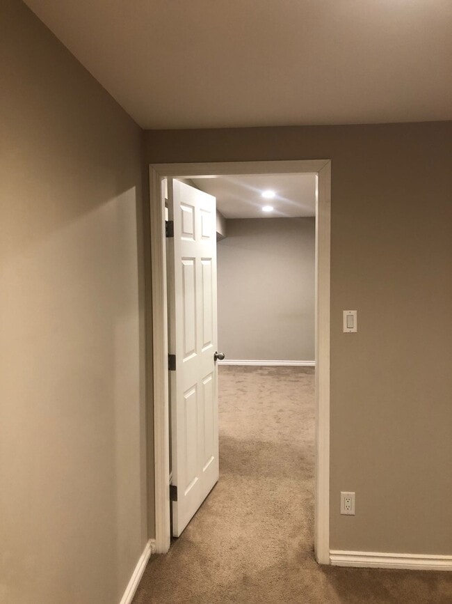 Building Photo - 2 Bed 1 Bath Unit in Edmonton, AB