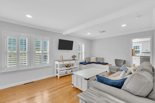 Building Photo - 629 Redmond Ave