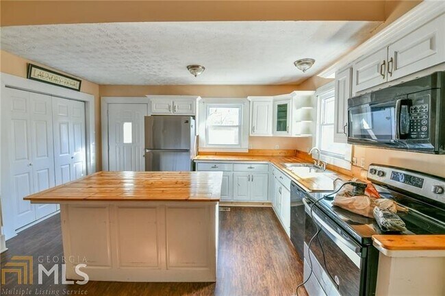 Building Photo - 145 Summit Cir