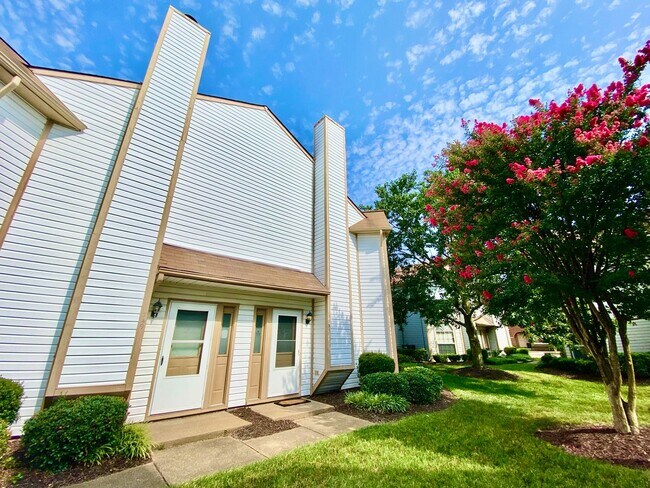 Foto del edificio - Updated Chimney Hill Condo Available 03-25...