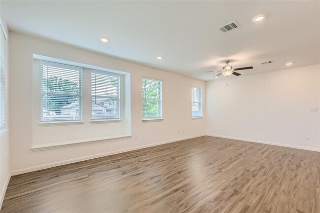 Building Photo - 2000 Wooded Run Trl