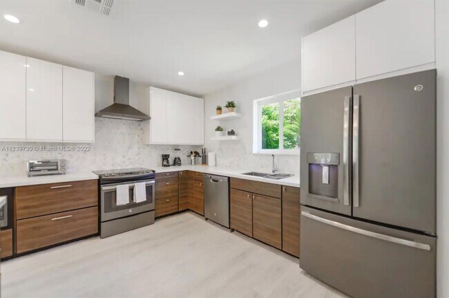 Building Photo - 1180 NE 86th St