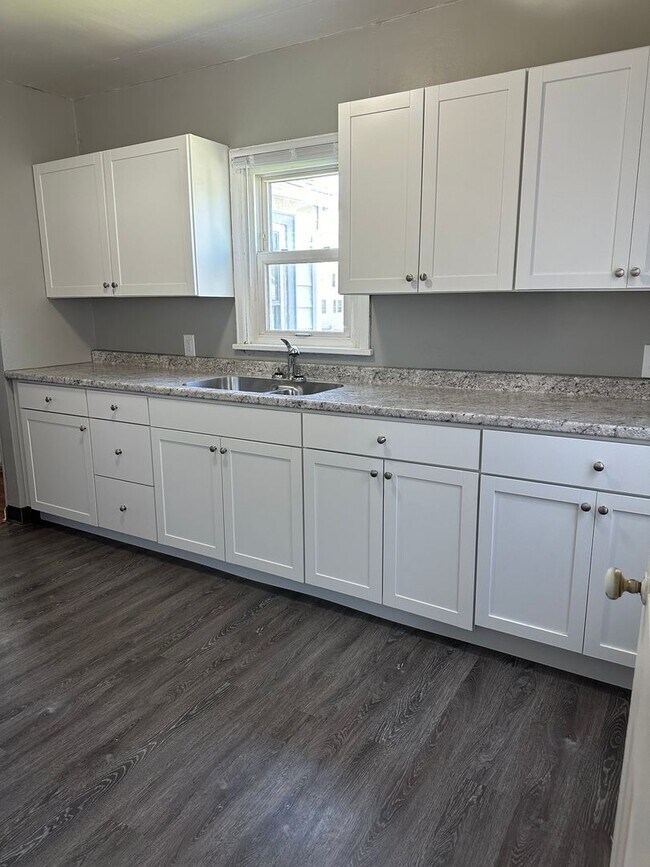 Building Photo - Updated 2 Bedroom, 1 Bath House- 611 W. 8th