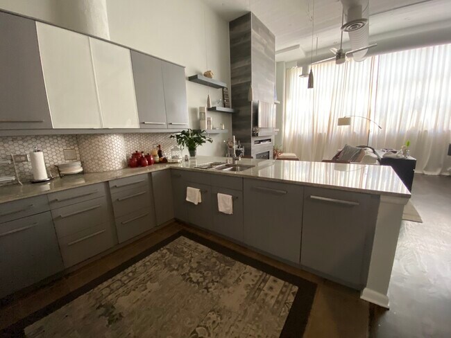 Foto del edificio - 2750 N Wayne Ave