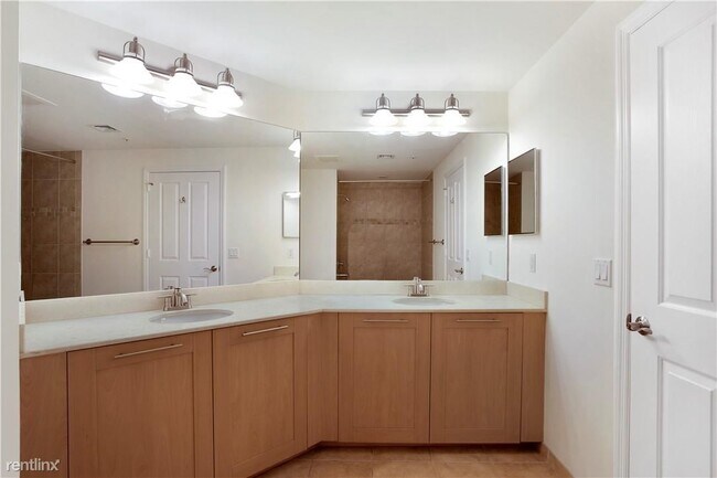 Building Photo - 3 br, 2 bath Condo - 511 SE 5th Ave Apt 1416