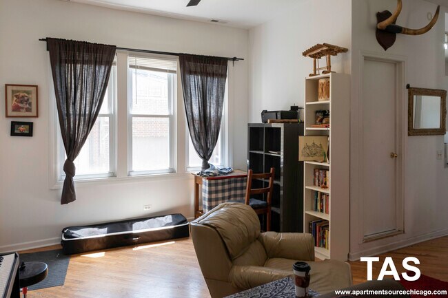 Foto del edificio - 2616 N Marshfield Ave