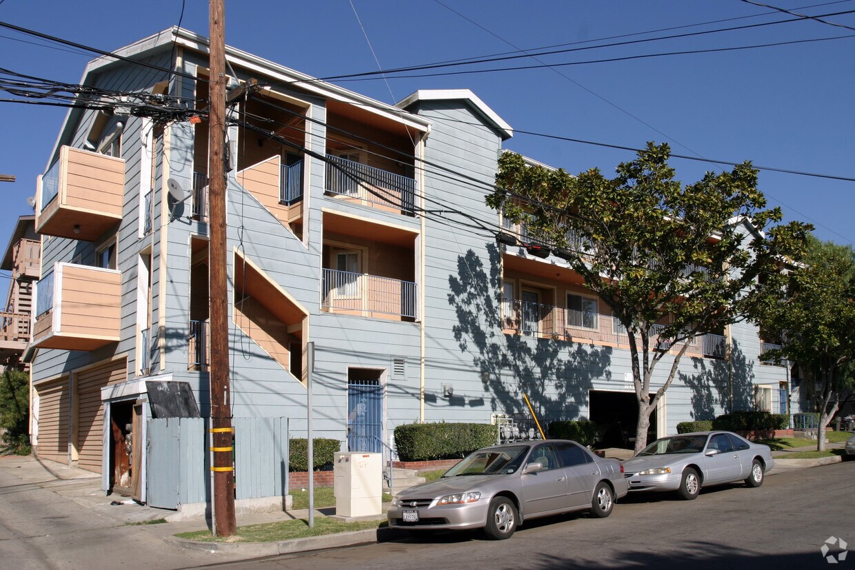 Primary Photo - 3043 E 15th St