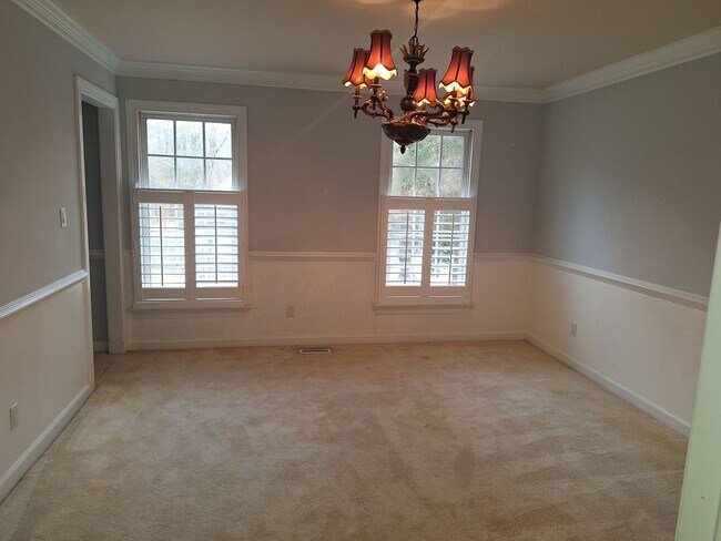 Foto del edificio - 5 bedroom/2.5 bathroom- Ford's Colony