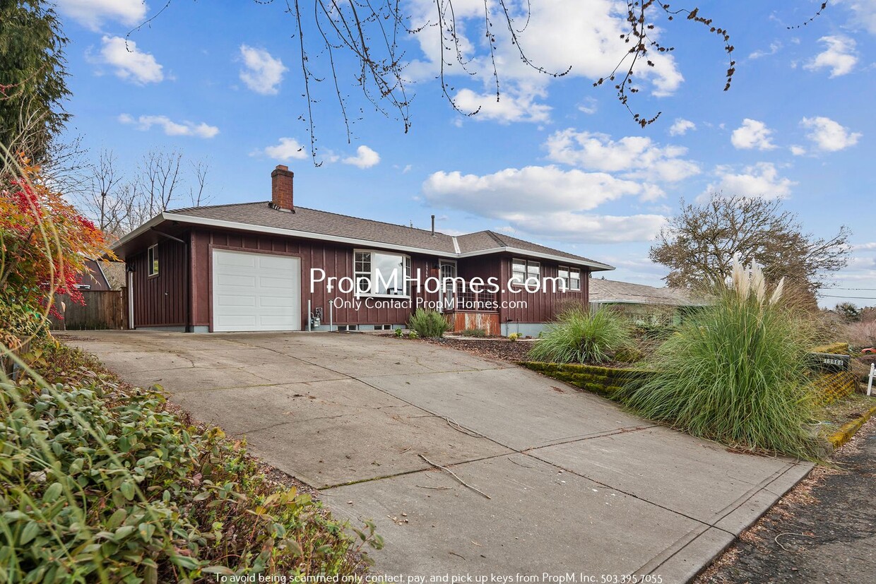 Primary Photo - 5 Bedroom Charmer in Milwaukie! Close to C...