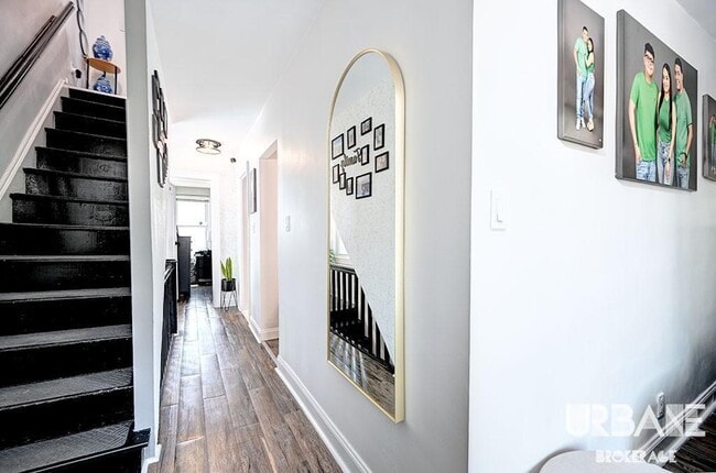 Building Photo - Stunning Duplex Two Bedroom Duplex