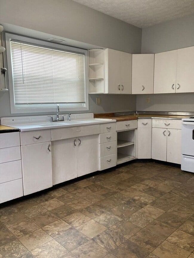 Building Photo - TWO BEDROOM APARTMENT WARREN OHIO
