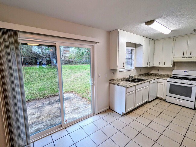 Building Photo - 911 Kendall Dr