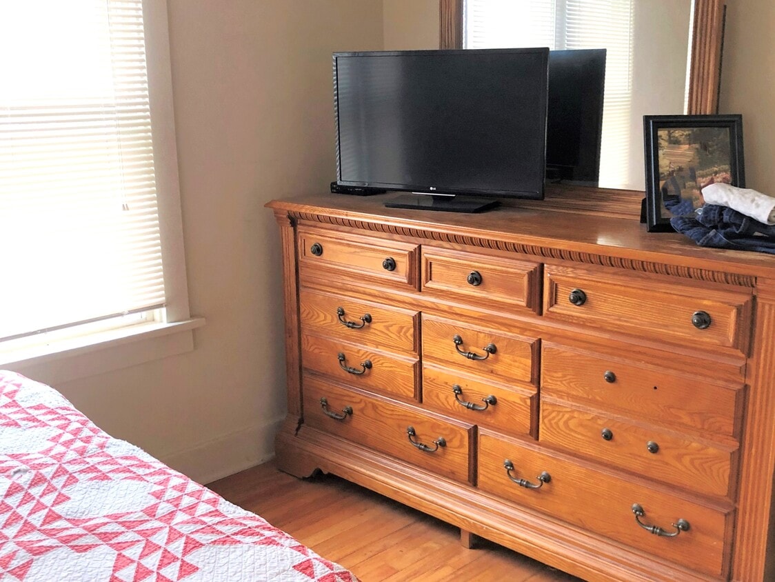 Bedroom - 3221 Milwaukee St