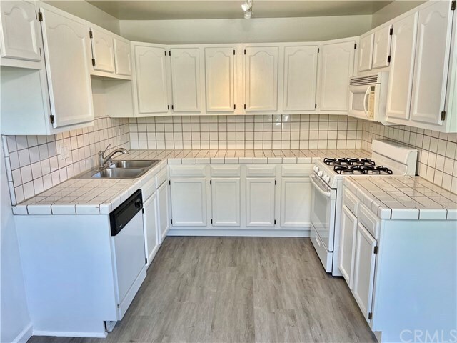 Foto del edificio - 325 E 17th Pl