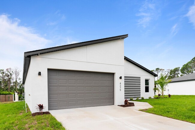 Building Photo - BRAND NEW HOME! Modern, energy efficient h...