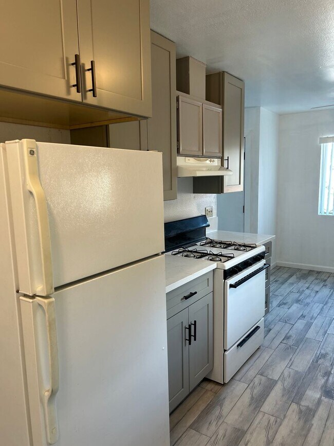 Foto del edificio - All Upgraded, Small Yard, Garage - AVAILABLE NOW!!