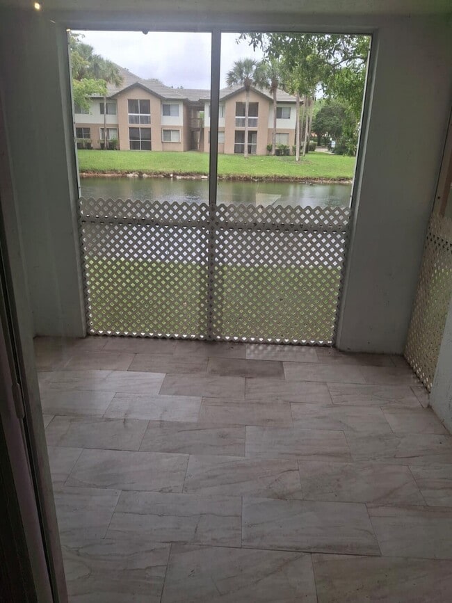 Building Photo - 9833 Westview Dr