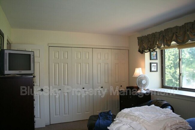 Building Photo - 85 Woodlake Dr
