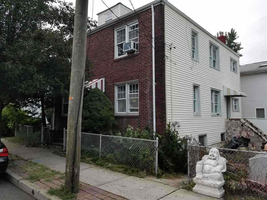 Primary Photo - 471 Kamena St