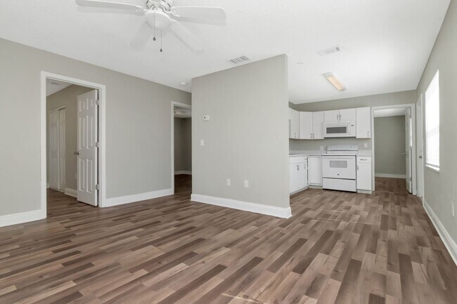Foto del edificio - Fully Renovated 3BR/2BA Rental in Bradenton, FL — $1,895/Month, Pest Control, Trash & Lawn Care I...