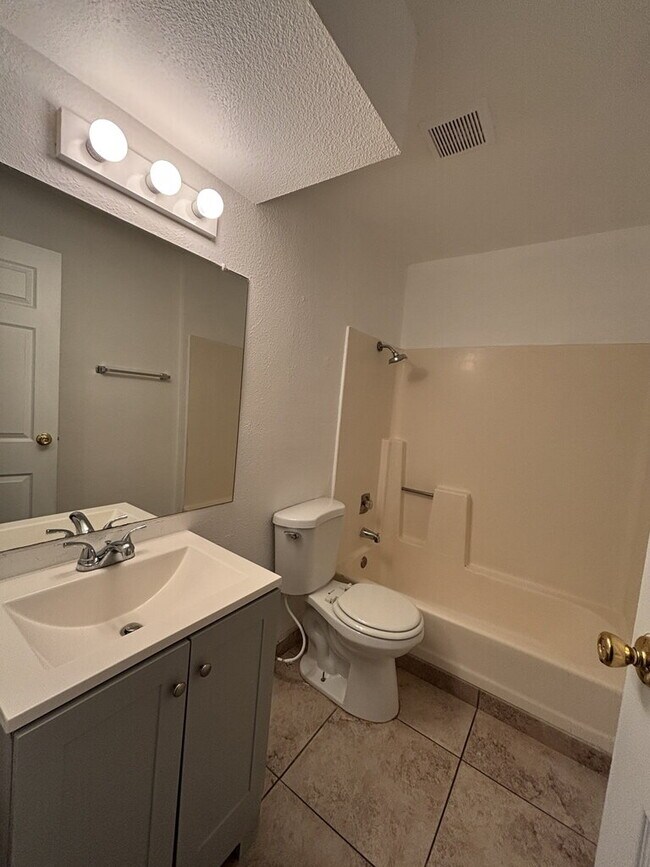 Building Photo - Charming 2-bedroom, 1-bath upstairs unit located in the Huntridge/Downtown Las Vegas area!