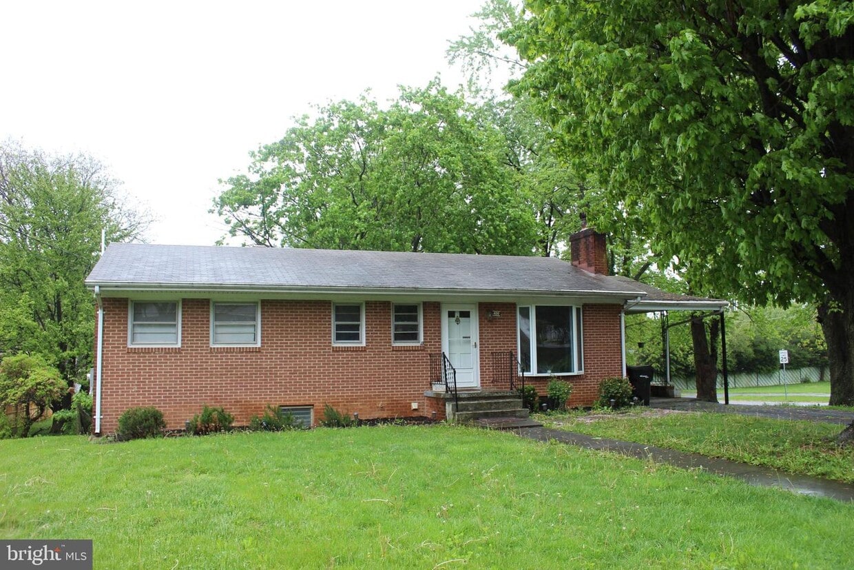 Primary Photo - 400 Fox Dr
