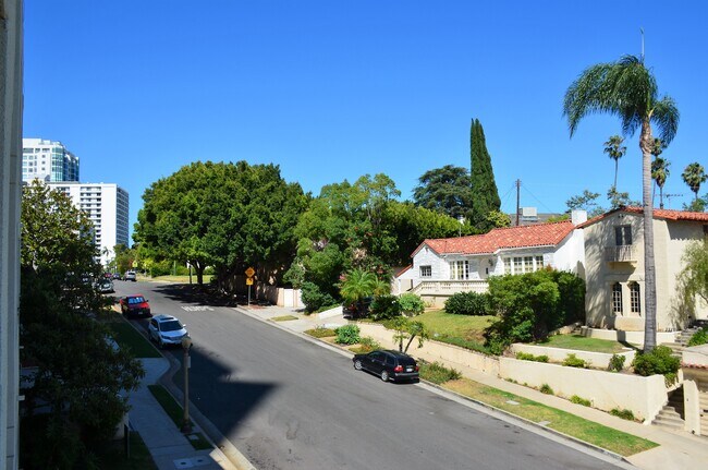 Foto del edificio - 10475 Ashton Ave