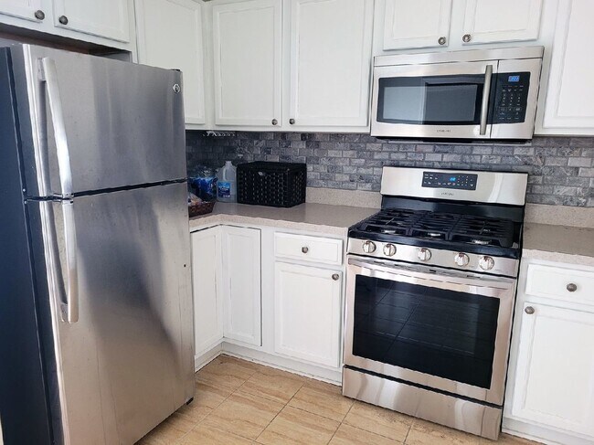Foto del edificio - 1088 N Claremont Dr