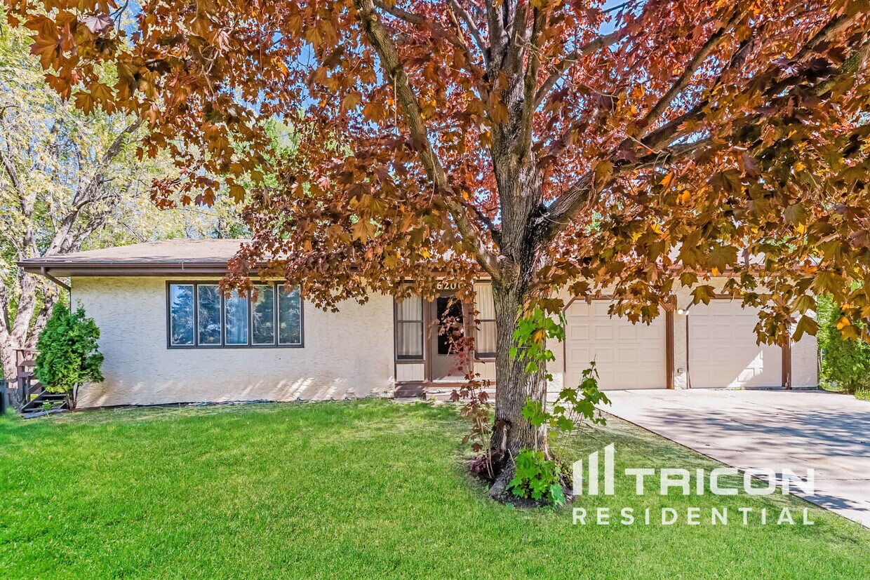 Foto principal - 6200 74th Ave N