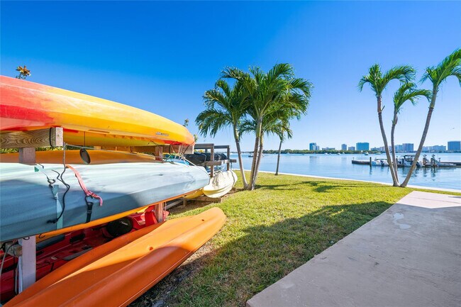 Foto del edificio - 2700 NE 135th St