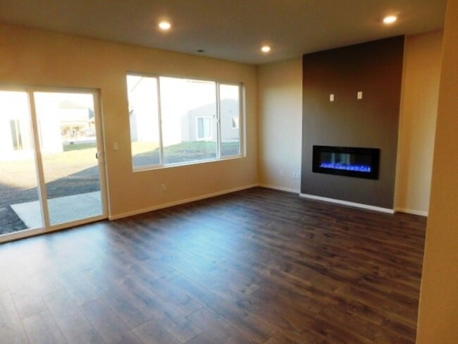Building Photo - 4Bd/2.5 Ba Two Story Home - Available Soon!