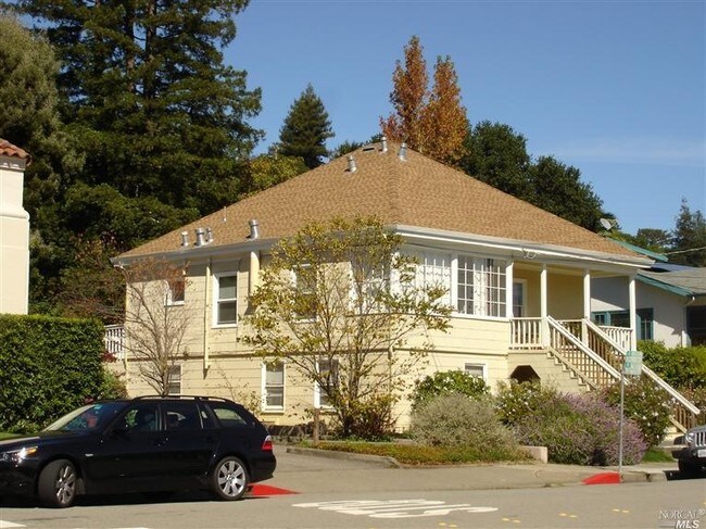 Building Photo - 57 Sunnyside Ave