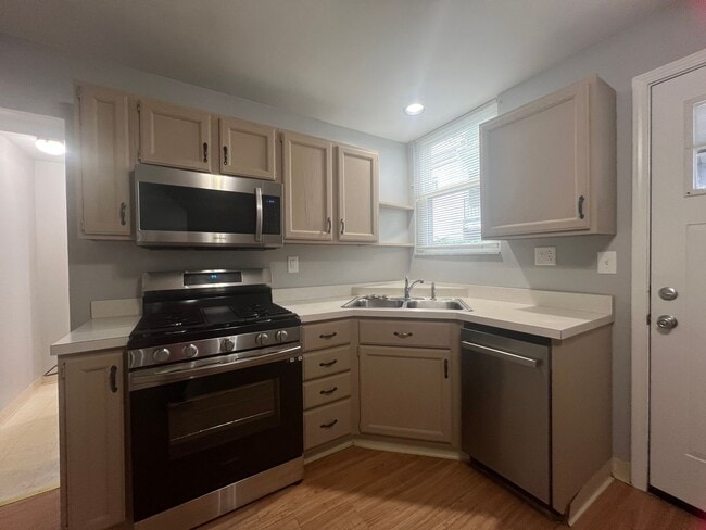 Building Photo - Beautiful 4 Bedroom/ 2 Bath- RENT SPECIAL:...