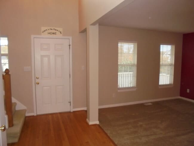 Building Photo - Spacious 2 story with double garage in Jam...