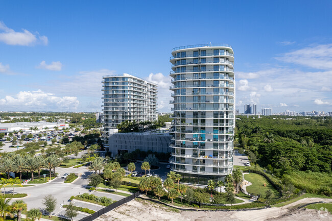 Building Photo - The Shoreline at Sole Mia