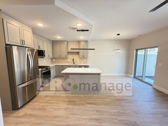 Building Photo - Beautiful 3 Bed / 2.5 Bath Townhome in Car...