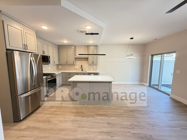 Foto del edificio - Beautiful 3 Bed / 2.5 Bath Townhome in Car...