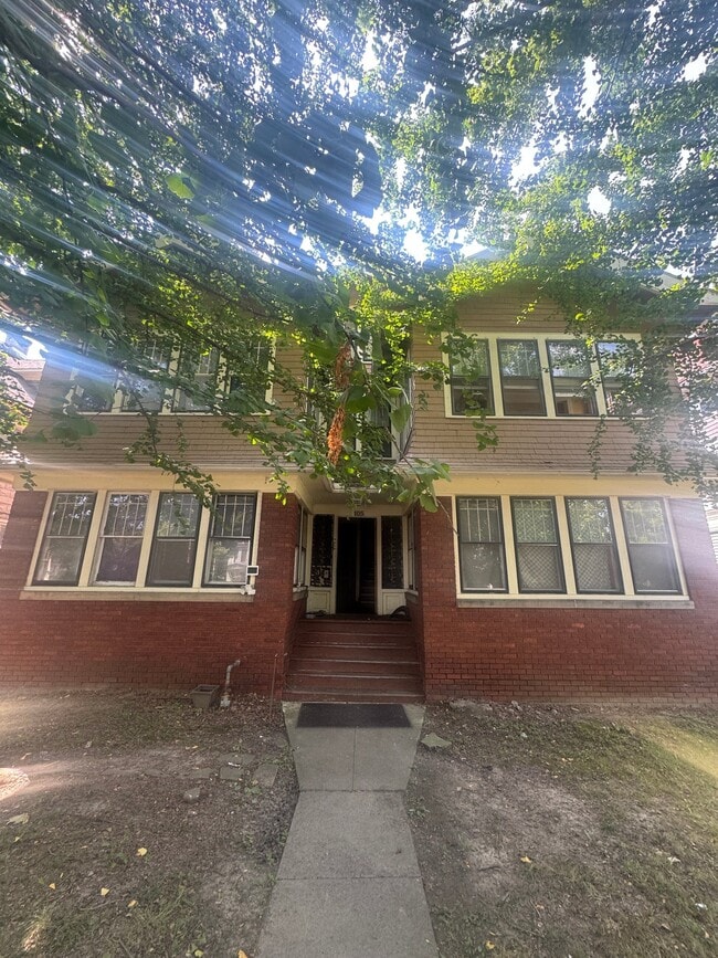 Building Photo - 405 Victoria Pl
