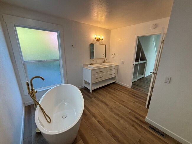 Foto del edificio - Updated Mission Canyon Retreat — 3BD/2.5BA with Views, Decks & Soaring Ceilings