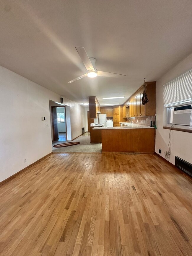 Foto del edificio - Charming 3-Bedroom Home with Large Yard & Ideal Multi-Generational Living Setup