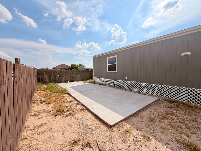 Building Photo - 720 Big Leaf Dr