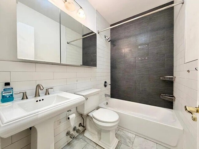 Foto del edificio - Furnished room/NOT APARTMENT
