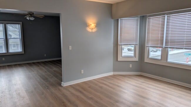 Dining area - 517 E Barker Ave