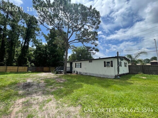 Building Photo - Manufactured Home on LARGE lot close to Do...