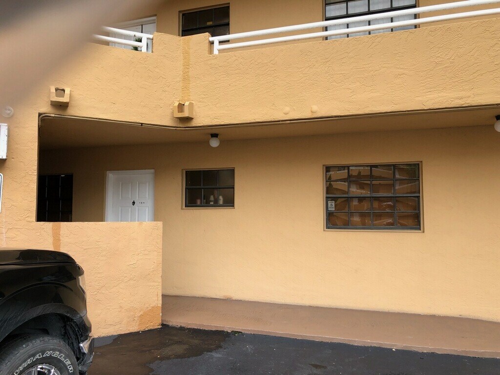 Foto del edificio - 15969 NW 64th Ave