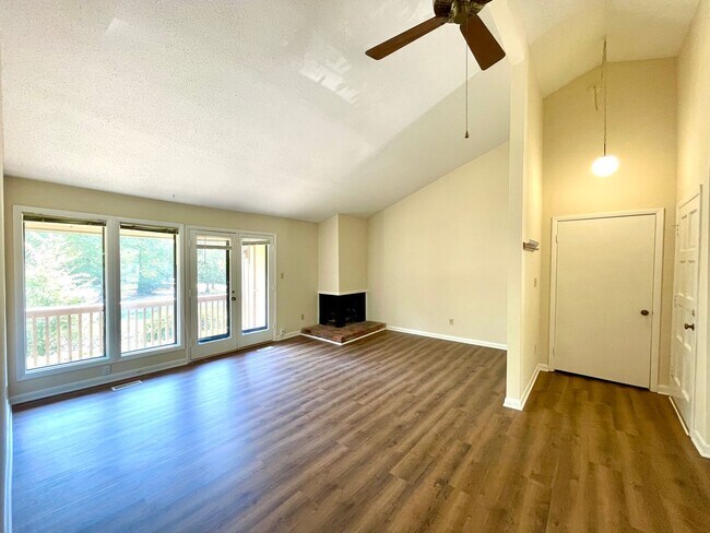 Building Photo - UPDATED 2 bedroom apartment in the OAKs, w...