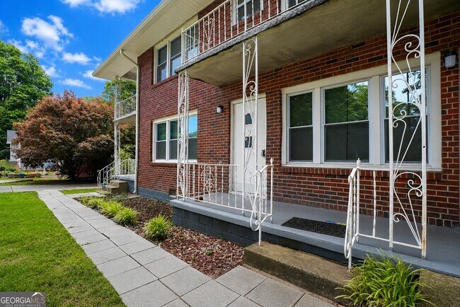 Building Photo - 147 Burnside St